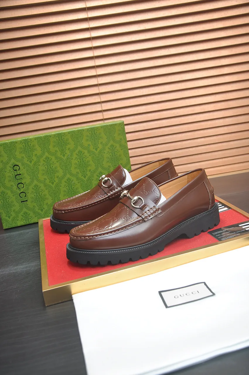 Men's shoes💰560💶Italy's top luxury men's shoe giant (GUCCI) (Gucci) (full cowhide lining) new arrival🍃Original European style🔰 Pleasant to the eye😍In order to make the shoes more durable and non-deformable🌀The production continues to follow traditional methods but there is still no lack of innovation💪Choose original sheepskin for the leather♻️ Smooth and natural And extra bright ⭐Made of imported cowhide, the first choice of rich people 38-45 (45 customized)